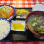 枕崎市松之尾町「さかなや食堂」の貝汁定食を食べる